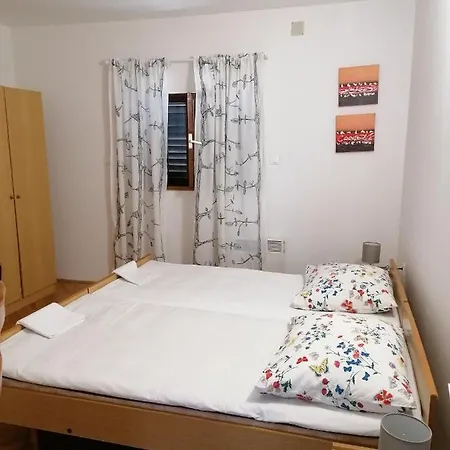 Halugica Apartman *